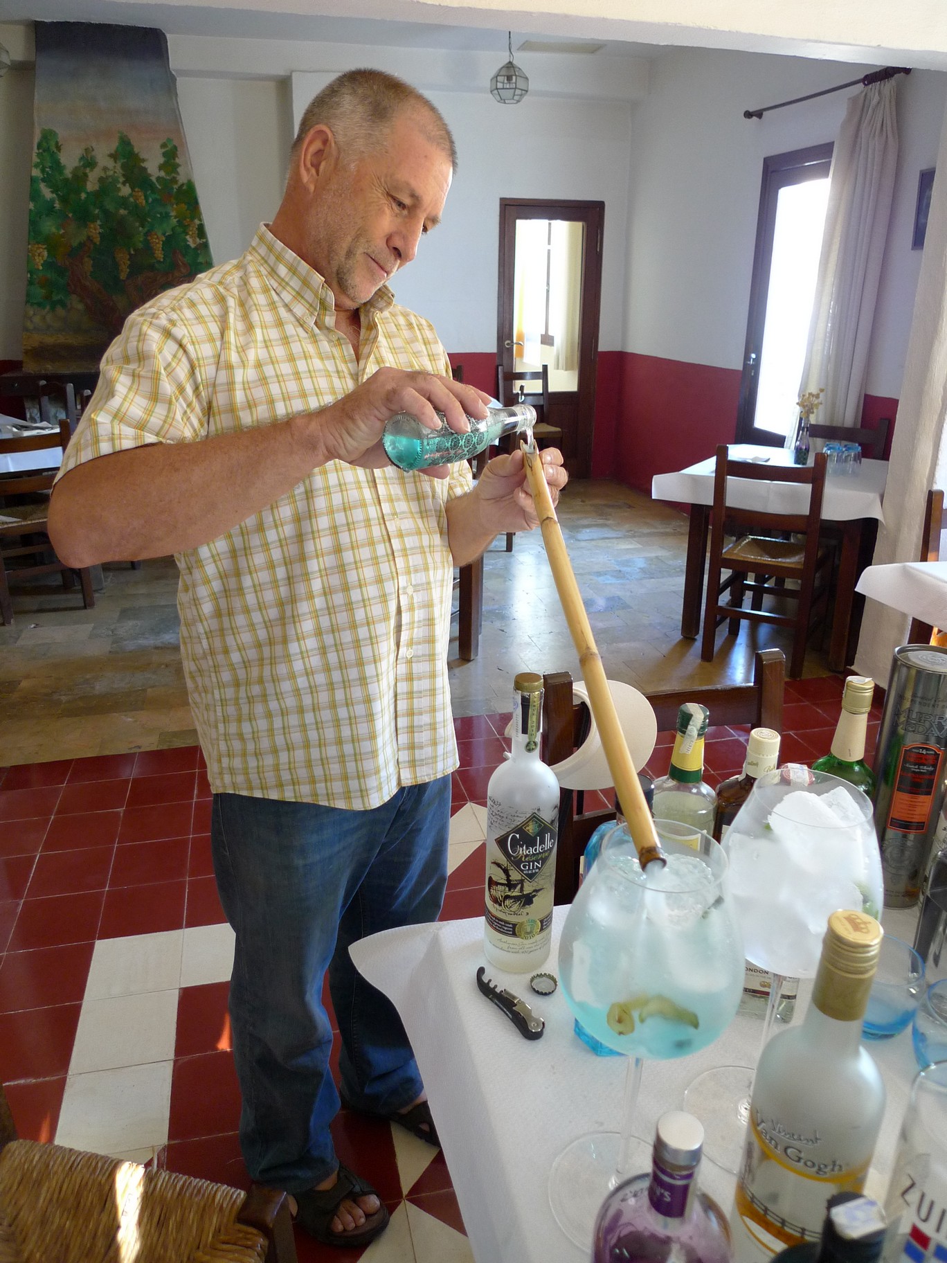 Restaurante Les terrasses de la torre preparando el Gin Tonic